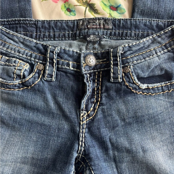 Silver Jeans Women's Medium Blue Embroidered Back Pocket Jeans - Picture 2 of 3